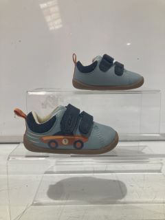 4 X CLARKS ROAMER RETRO PALE BLUE SHOES EUR 17 1/2 AND CLARK'S FLASH RISE DENIM BLUE LEATHER BOOTS EUR 26 AND CLARKS BANBROOK WARM SUEDE WALNUT EUR 29 1/2 AND UGG KIDS CLASSIC II NAVY EUR 31 TOTAL RR