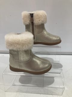 3 X UGG JORIE II BOOTS UK CHILDREN 11 CHESTNUT/BROWN TAN AND UGG KENSINGTON II BLACK EUR 33.5 AND UGG JORIE II METALLIC GOLD EUR 23.5 TOTAL RRP £260