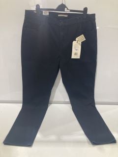 QTY OF ITEMS TO INCLUDE LEVI'S 721 HIGH RISE SKINNY JEANS 20W  AND LEVI'S 311 SHAPING SKINNY JEANS 32X32 TOTAL RRP £175