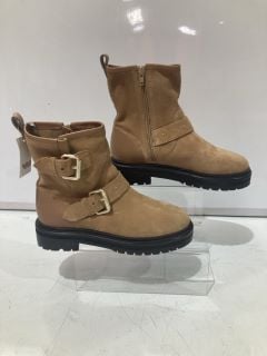 2 X AND/OR SHOES TO INCLUDE PILOT  BRTN BOOTS SIZE EUR 40 AND RIVER BRLI SIZE EUR 37 BOOTS TOTAL RRP £120