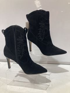 2 X AND/OR SHOES TO INCLUDE OCTAVIO BLACK BOOTS SIZE 5 AND RIVER BRLI BOOTS SIZE EUR 39 TOTAL RRP £113