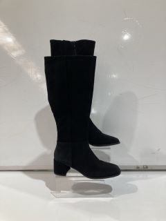 2 X SHOES TO INCLUDE VAGABOND BLACK BOOTS SIZE EUR 37 AND RUBIE TAN BOOTS SIZE EUR 38 TOTAL RRP £152