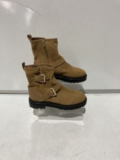 2 X AND/OR SHOES TO INCLUDE RIVER BRLI BOOTS SIZE 40/39 TOTAL RRP £110