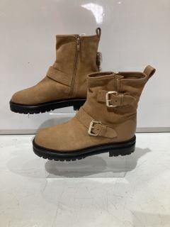 2 X AND/OR SHOES TO INCLUDE PILOT BRTN BOOTS SIZE EUR 40 AND RIVER BRLI BOOTS SIZE EUR 36 TOTAL RRP £288