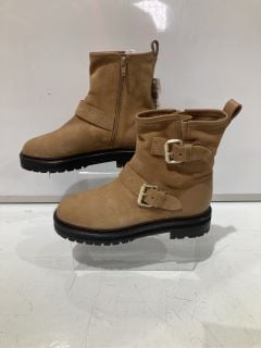 2 X AND/OR SHOES TO INCLUDE RIVER BRLI BOOTS SIZE EUR 39 AND PILOT BRTN BOOTS SIZE EUR 41 TOTAL RRP £288