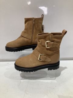 2 X AND/OR SHOES TO INCLUDE RIVER BRLI BOOTS SIZE EUR 38 AND PILOT BRTN BOOTS SIZE EUR 40 TOTAL RRP £288