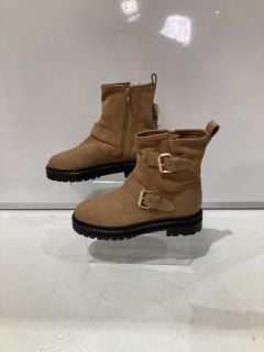 2 X AND/OR SHOES TO INCLUDE RIVER BRLI BOOTS SIZE EUR 39 AND PILOT BRTN BOOTS SIZE EUR 41 TOTAL RRP £288