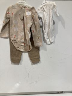 QTY OF ASSORTED CLOTHING TO INCLUDE PUREBABY BABY FROLICKING BEARS 3 PIECE SET BROWN 12-18 MONTHS TOTAL RRP £277