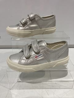 2 X BAMBINO SHOES TO INCLUDE SILVER KIDS TRAINERS SIZE 11.5 TOTAL RRP £50