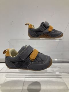 2 X CLARKS SHOES TO INCLUDE TINY FAWN GREY SIZE 2 AND ROAMER RETRO T BLUE SIZE 2 TOTAL RRP £100