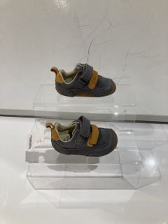 2 X CLARKS SHOES TO INCLUDE TINY FAWN GREY SIZE 4 AND TINY FAWN GREY SIZE 3.5 TOTAL RRP £100