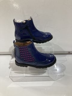 2 X STARTRITE SHOES TO INCLUDE CHELSEA NAVY BOOTS SIZE EUR 29 AND CHELSEA ROSE GOLD BOOTS SIZE EUR 34 TOTAL RRP £100