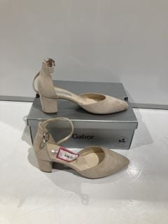 2 X GABOR SHOES TO INCLUDE ROSE SUEDE HEELS SIZE 6.5 AND HAYSEED BLACK SHOES SIZE 5 TOTAL RRP £134