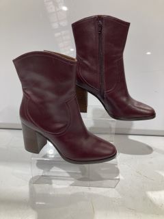 2 X JOHN LEWIS AND/OR OTTO BOOTS VELVET SIZES EUR 40 AND JOHN LEWIS AND/OR OCTAVIO BOOTS BLACK EUR 37 TOTAL RRP £184