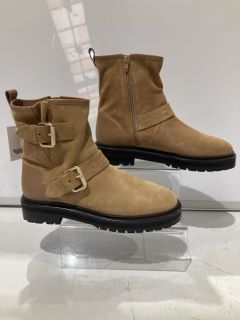 2 X JOHN LEWIS AND/OR RIVER BOOTS TAN EUR 41 AND JOHN LEWIS AND/OR PILOT BOOTS BROWN TAN EUR 37 TOTAL RRP £172