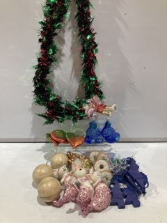 QTY OF ASSORTED CHRISTMAS ITEMS INCLUDING 2M TINSEL AND JGS ROUND BAUBLE TOTAL RRP £76