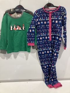 QTY OF ASSORTED CLOTHING INCLUDING JOHN LEWIS 2 PACK CUDDLY PENGUINS PJS AGE 3 YEARS TOTAL RRP £181