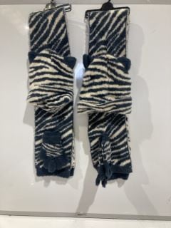 QTY OF ASSORTED CLOTHING INCLUDING JOHN LEWIS ZEBRA SET GLOVES BEANIE SCARF BLUE/WHITE 6-8 YEARS TOTAL RRP £137