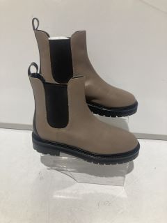 JOHN LEWIS PEPPERMINT LIGHT GREY BOOTS SIZE 39 AND OCTOBER SIZE 8 BLACK BOOTS RRP £180