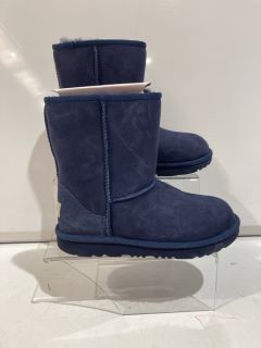 1 X UGGS CHILDRENS CLASSIC NAVY 2 TOTAL RRP £75