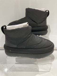 UGG W CLASSIC PUFF MAXI MINI BLACK SIZE 03 TOTAL RRP £108.50