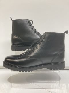 1  X JOHN LEWIS KIN WORKER BOOT BOOT BLACK UK  SIZE 9  TO INCLUDE   JOHN LEWIS ZIP LACE UP  BOOT CHESTNUT BROWN UK SIZE 11  AND   JOHN LEWIS FORMAL LACE UP BOOT LEATHER UK  SIZE 12  TOTAL RRP £200