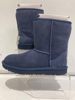 1  X UGG KENSINGTON II BLACK SIZE EUR 37  TO INC  UGG KIDS CLASSIC II  NAVY  SIZE EUR 35  AND   JOHN LEWIS ISOBEL TAN SHOES SIZE  35 TOTAL RRP £100