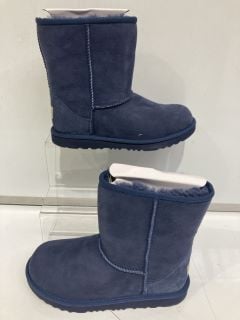 UGG KIDS CLASSIC II NAVY SIZE EUR 36 RRP £135