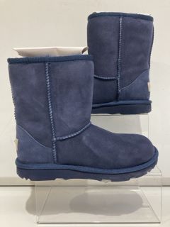 UGG KIDS CLASSIC II NAVY SIZE EUR 35 RRP £125