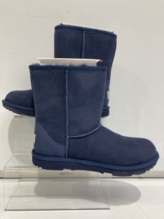 UGG KIDS CLASSIC II NAVY SIZE EUR 37 RRP £125