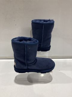 2 X UGG KIDS CLASSIC II SIZE UK 3  TOTAL RRP £120