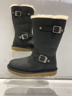 2 X UGG K KENSINGTON II BLACK SIZE EUR 33.5 &32.5 TOTAL RRP £100