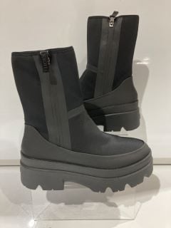 UGG W BRISBANE MID BLACK SIZE 07 TOTAL RRP £122.50