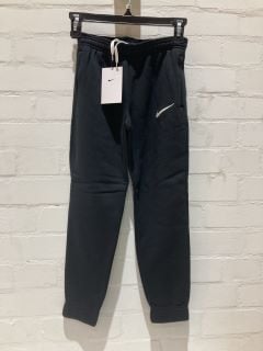 QTY OF ITEMS INCLUDING NIKE NAVY SHORTS YOUTH