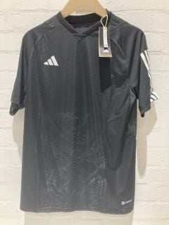 QTY OF ITEMS INCLUDING ADIDAS BLACK TEE L