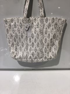 A QTY OF WHITE COMPANY ITEMS TO INCLUDE CANVAS METALLIC BEACH BAG - GREY- TOTAL RRP £105