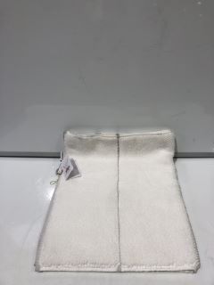 2 X THE WHITE COMPANY ITEMS TO INCLUDE WHITE/GREY BATH MAT AND PILLOW CASE  - TOTAL RRP £70