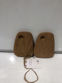 3 X THE WHITE COMPANY ITEMS TO INCLUDE 2 NATRUAL OAK BREAD BOARDS, ROWAN CANDLE HOLDER AND OVEN GLOVE - TOTAL RRP - £68