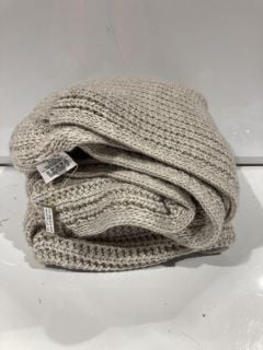 A QTY OF WHITE COMPANY ITEMS TO INCLUDE BAMBURGH THROW - NATURAL MARL - TOTAL RRP £220