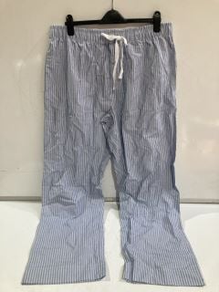 2 X THE WHITE COMPANY CLOTHING ITEMS TO INCLUDE MENS COTTON FINE STRIPE CLASSIC PJ SET - SIZE XL  - BLUE STRIPE - TOTAL RRP £115