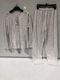 3 X THE WHITE COMPANY CHILDRENS CLOTHING ITEMS TO INCLUDE RAINBOW PRINT PYJAMA SET  3-4 YEARS TOTAL RRP £80