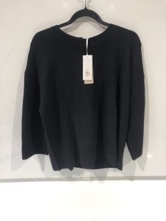 2 X THE WHITE COMPANY CLOTHING ITEMS TO INCLUDE CORRON BUTTON BACK TEXTURED STITCH JUMPER EXTRA LARGE TOTAL RPP £150