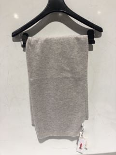 2 X THE WHITE COMPANY CLOTHING ITEMS TO INCLUDE CASHMERE ESSENTIAL SCARF WITH 2 PACK COLOUR BLOCK SOCKS - TOTAL RRP £110