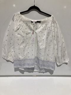 2 X THE WHITE COMPANY CLOTHING ITEMS TO INCLUDE COTTON BORDED PRINT BOHO PJ SET - WHITE/BLUE - SIZE XL - TOTAL RRP £160