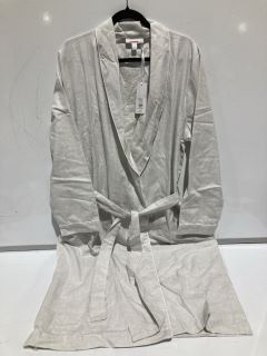 2 X THE WHITE COMPANY CLOTHING ITEMS TO INCLUDE BRUSHED COTTON PIPED ROBE - MOULD MARL COLOUR - SIZE XL - TOTAL RRP £105