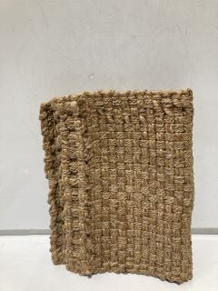 2 X THE WHITE COMPANY CLOTHING ITEMS TO INCLUDE BRAIDED OVAL JUTE DOORMAT - SIZE W45L75CM - TOTAL RRP £48