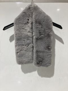 A QTY OF THE WHITE COMPANY ITEMS TO INCLUDE FAUX FUR COLLAR - PALE GREY - TOTAL RRP £140