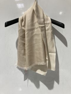 2 X THE WHITE COMPANY ITEMS TO INCLUDE WOOL LIGHTWEIGHT OMBRE SCARF TOTAL RRP £ 120