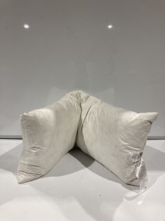 A QTY OF WHITE COMPANY ITEMS TO INCLUDE MILFIELD SCALLOP EDGE CUSHION COVER - WHITE RRP £195