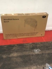 PALLET OF ASSORTED ITEMS TO INCLUDE WOODFIELD BANANA BENCH AND GARDEN TOOL STORAGE RACK